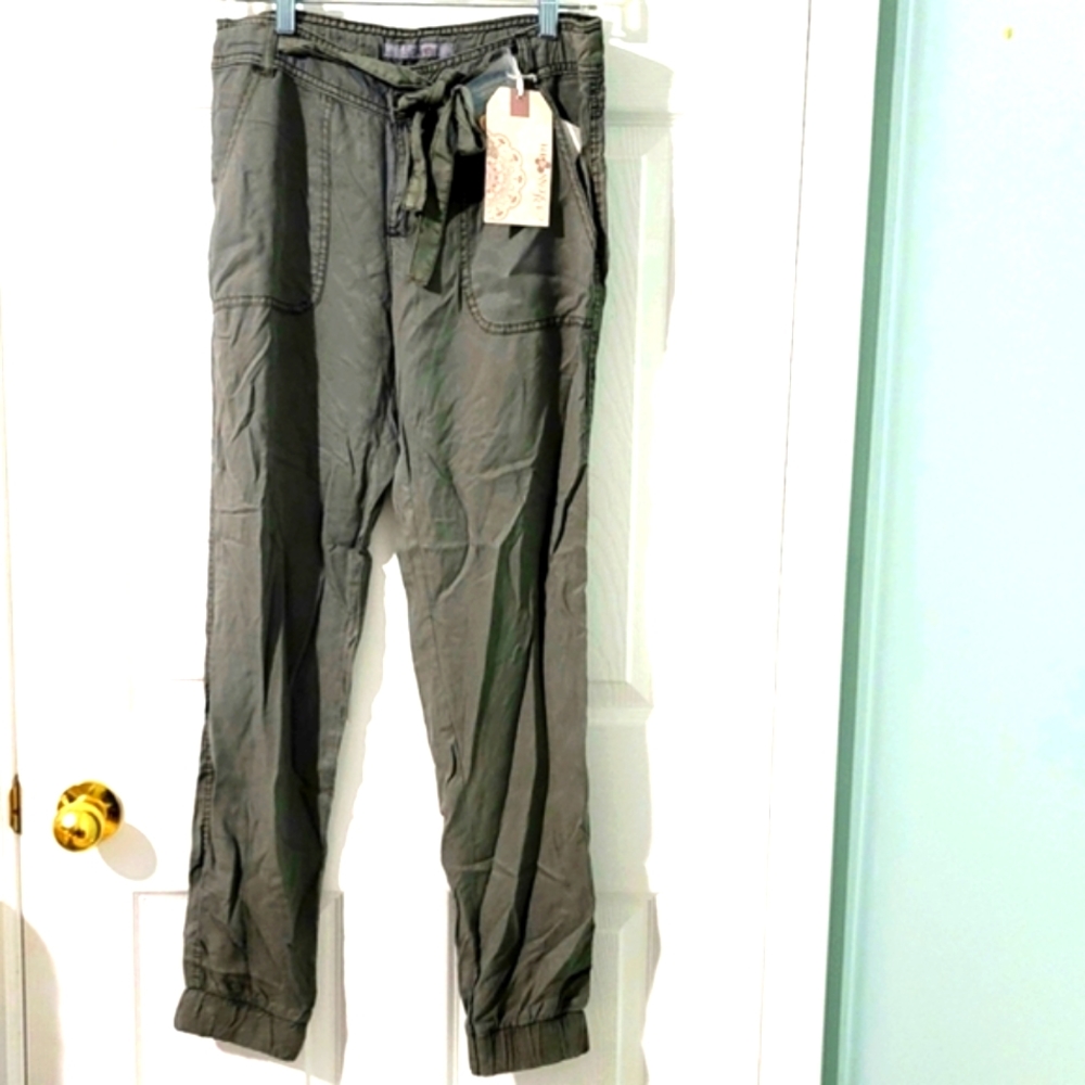 NWT Blossom Women's Cargo Pants Size 5/6